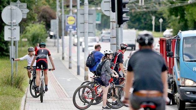 Brno m pouze pt a pl kilometru cyklostezek ist pro kola, s seky sloucmi tak chodcm je to stle chabch 34 kilometr.