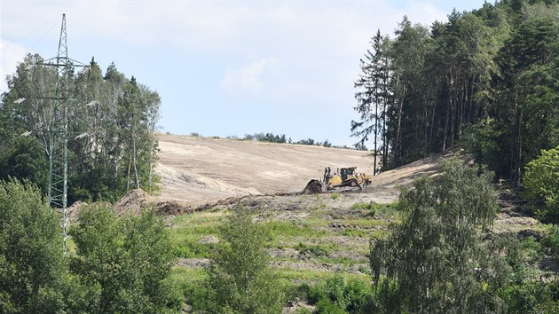 V Plzni zaala oficiln dostavba 3,5 kilometru dlouhho zpadnho okruhu msta od Kimick po Karlovarskou tdu. Stavba nave na prvn etapu obchvatu dokonenou ped vce ne pti lety. idii by po n mli jezdit za ti roky. Snmek ukazuje severn smr nad obc Radice.