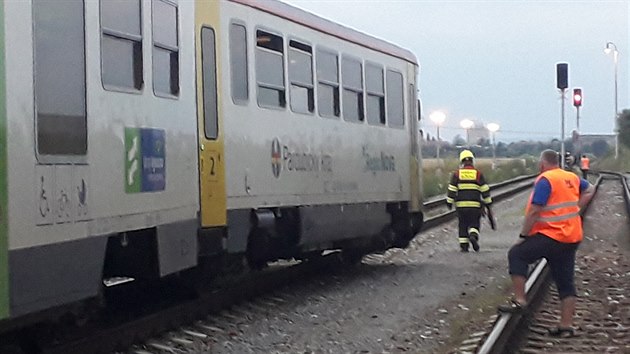 Vlak vykolejil ve stanici Medlešice. Jel maximálně čtyřicetikilometrovou rychlostí.