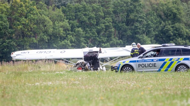 U obce Lhta na Plzesku dnes ped polednem havarovalo ultralehk letadlo. Na palub byl pouze pilot. Pi nouzovm pistn utrpl stedn tk zrann. (18. ervence 2020)