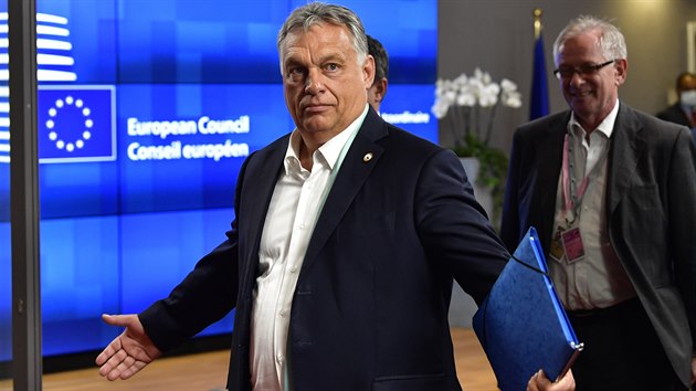 Maarsk premir Viktor Orban opout budovu po summitu EU v Bruselu po druhm dni jednn. Ten opt skonil bez dohody. Zsadn pekkou byly poadavky takzvanch etrnch stt, kter chtly snit objem fondu. (18. ervenec 2020)