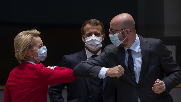 Pedsedkyn Evropsk komise Ursula von der Leyenov (vlevo) se zdrav s pedsedou Evropsk rady Charlesem Michelem. (18. ervence 2020)