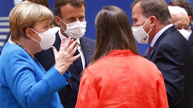 Nmeck kanclka Angela Merkelov (vlevo) hovo s francouzskm prezidentem Emmanuelem Macronem (druh vlevo), finskou premirkou Sannou Marinovou (druh vpravo) a vdskm premirem Stefanem Lofvenem (vpravo) bhem setkn u kulatho stolu na summitu EU v Bruselu. (18. ervence 2020)