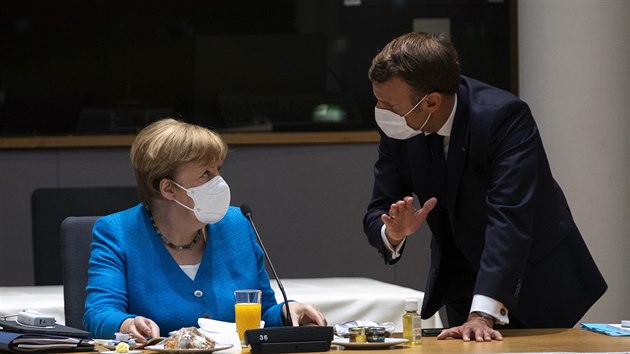 Německá kancléřka Angela Merkelová hovoří s francouzským prezidentem Emmanuelem Macronem během setkání na summitu EU v Bruselu. (18. červenec 2020)