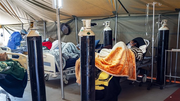 Pacienti nakaen koronavirem le v provizornm oddlen v nemocnici v Pretorii.