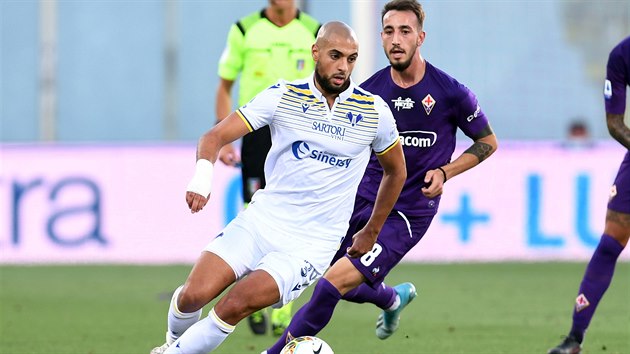 Gaetano Castrovilli z Fiorentiny dotr na Sofyana Amrabata z Hellasu Verona v utkn prvn italsk ligy.