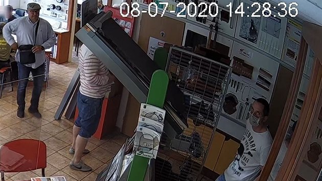 Policisté pátrají po třech mužích, kteří vykradli pokladnu v prodejně v Kyjově na Hodonínsku. Využili situace, kdy jedna prodavačka odešla ukázat zákazníkovi zboží do skladu a druhý prodejce se věnoval jinému zákazníkovi.