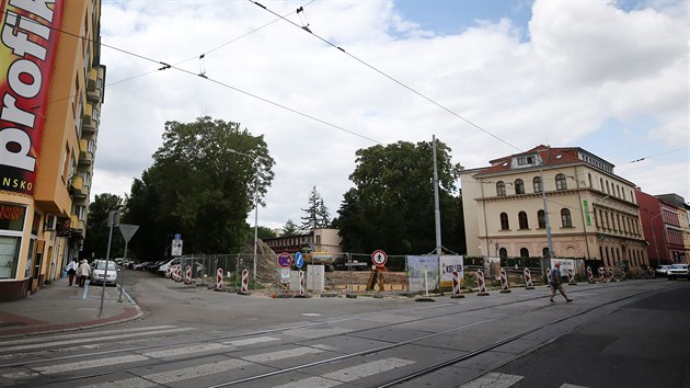 Politici i kontroloři upřeli pozornost na stavbu domu společnosti IMOS nedaleko Fakultní nemocnice u svaté Anny v Brně.