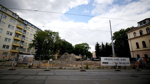 Politici i kontroloři upřeli pozornost na stavbu domu společnosti IMOS nedaleko Fakultní nemocnice u svaté Anny v Brně.