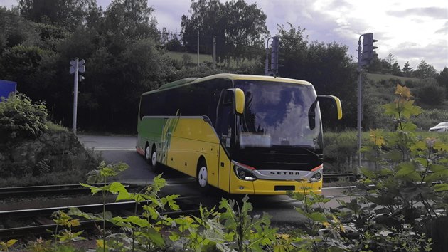 Dlkov autobus ve tvrtek veer uvzl na elezninm pejezdu v Lukch nad Jihlavou. Tak velk vozidlo zde nemlo co dlat. (9. 7. 2020)