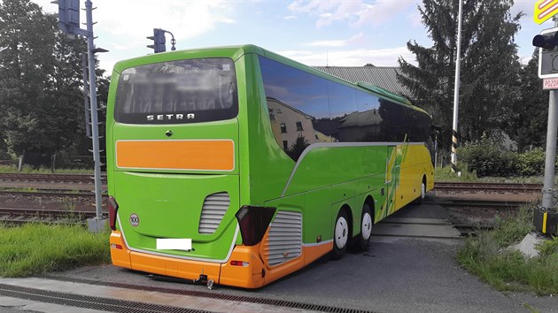 Dlkov autobus ve tvrtek veer uvzl na elezninm pejezdu v Lukch nad Jihlavou. Tak velk vozidlo zde nemlo co dlat. (9. 7. 2020)