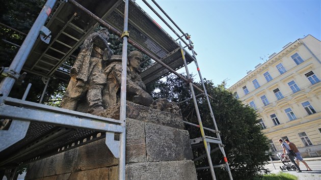 Památník vojákům Rudé armády na jihlavském náměstí Svobody už je obestavěný lešením. Magistrát nechal sochu rudoarmějců restaurovat.