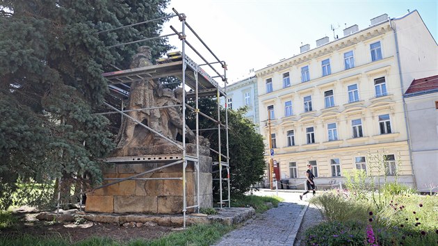 Památník vojákům Rudé armády na jihlavském náměstí Svobody už je obestavěný lešením. Magistrát nechal sochu rudoarmějců restaurovat.