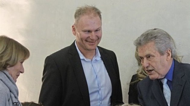 Před třemi lety se Jiří Poukar objevil na setkání hokejových legend Dukly Jihlava. Na jihlavské radnici se při výročí 60 let od založení klubu potkal i s dlouholetým sekretářem klubu Josefem Sobotou.