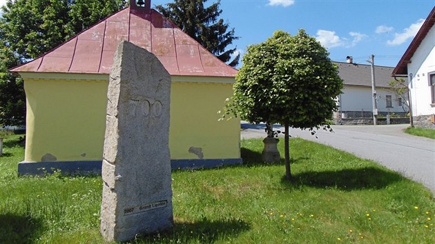 Prvn psemn zmnka o obci pochz z roku 1307, co pipomn tento pomnk z roku 2007. Ve filmu u nj hraje Ji Menzel.