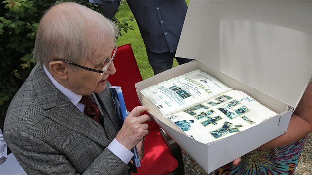 Ji Such v Pelhimov obdrel i sladkou dortovou verzi rekordmanskho certifiktu.