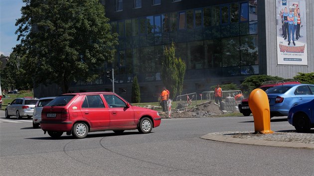 Instalace chytrých semaforů ve Žďáře nad Sázavou působí zmatky. Řidiči si nemohou zvyknout na změnu, kdy svítí zelená protijedoucím vozidlům. Navíc technici semafory v testovacím režimu občas vypínají. Provoz na křižovatce pak připomíná spíše dopravu v Dillí.