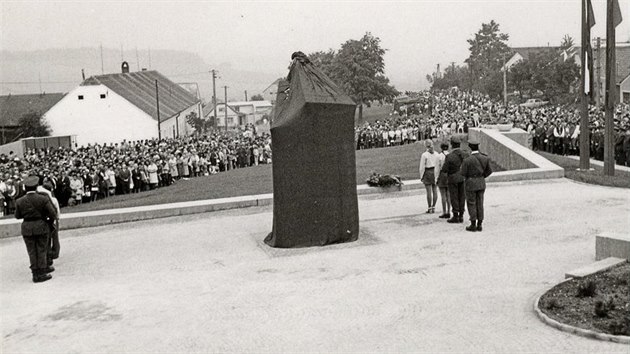 Normalizan pomnk tem zastelenm mum z babickho nrodnho vboru Tomi Kuchtkovi, Josefu Roupcovi a Bohumru Netolikovi odhalili v roce 1975.