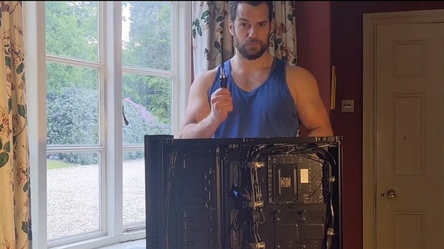 Henry Cavill si staví herní poíta