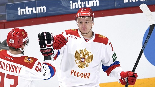 Alexej Vasilevskij a Kirill Kaprizov slaví na turnaji Karjala ruský gól v utkání proti českým hokejistům.