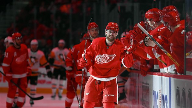 Filip Hronek z Detroitu slav� sv�j g�l.