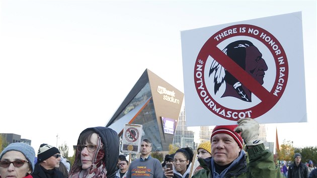 I takhle lid vyjadovali protest proti nzvu tradinho klubu NFL Washington Redskins.