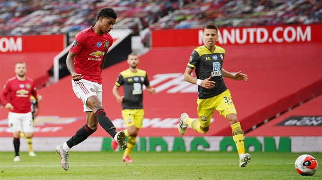 Marcus Rashford z Manchesteru United stl na branku Southamptonu.