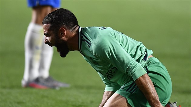 Dani Carvajal z Realu Madrid trp po nevybravm zkroku soupee.