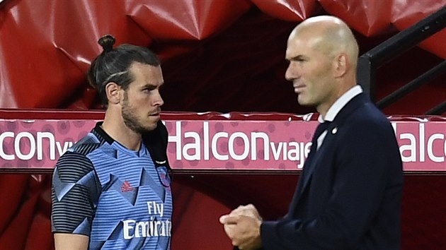 Trenr Zinedine Zidane a Gareth Bale na stdace Realu Madrid.