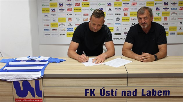 Ji Jarok (vlevo) pi podpisu trenrsk smlouvy v st nad Labem.