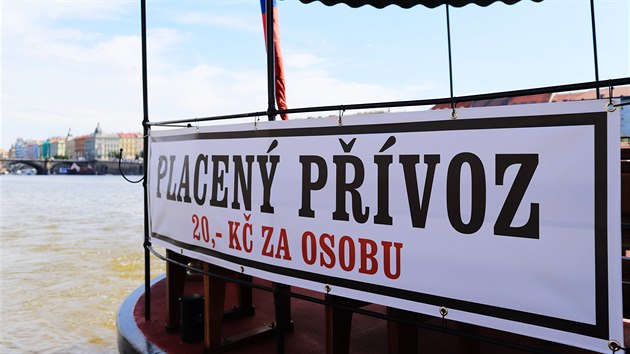 Pes Vltavu jezd v Praze nov pvoz, spojuje Smchov a Podskal pod...