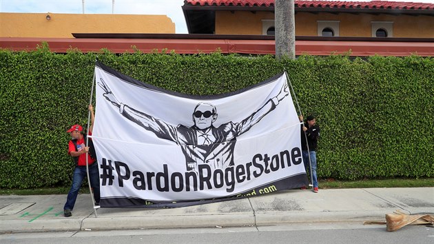 Podporovatel Rogera Stonea, bvalho poradce americkho prezidenta Trumpa, vystavuj banner na protest proti jeho trestu vzen. (9. bezna 2020)