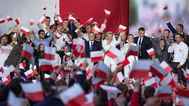 Poláci volili prezidenta, první odhady favorizovaly současnou hlavu státu Andrzeje Dudu. (12. července 2020)