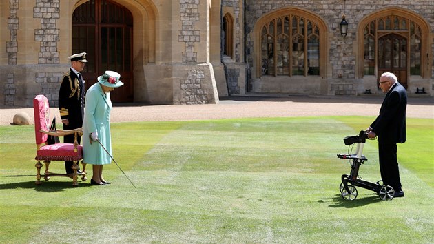 Britsk krlovna Albta II. povila do rytskho stavu na hrad Windsor stoletho veterna Toma Moorea, kter bhem koronavirov krize uspodal sbrku na pomoc zdravotnkm. (17. ervence 2020)