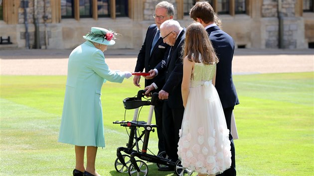 Britsk krlovna Albta II. povila do rytskho stavu na hrad Windsor stoletho veterna Toma Moorea, kter bhem koronavirov krize uspodal sbrku na pomoc zdravotnkm. (17. ervence 2020)