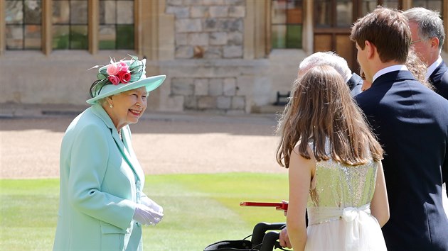 Britsk krlovna Albta II. povila do rytskho stavu na hrad Windsor stoletho veterna Toma Moorea, kter bhem koronavirov krize uspodal sbrku na pomoc zdravotnkm. (17. ervence 2020)