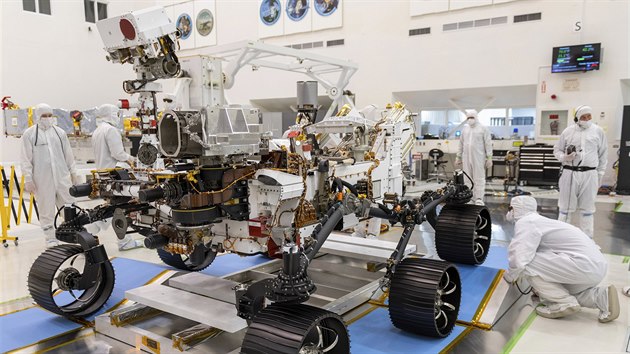 Ineni z NASA testuj voztko s nzvem Perseverance, kter by mlo zamit na przkum planety Mars. (17. prosince 2019)