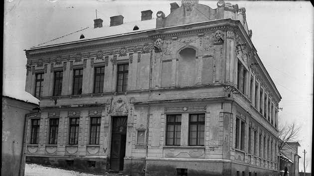 Rohov budova byla postavena v roce 1905 jako tytdn nmeck kola u kiovatky ulic koln (dnes Jirchsk) a Nov (dnes Primtora Hjka). Jako posledn z pvodn zstavby idovskho msta dosud stoj a je vyuvna ke kolnm elm. Snmek podil Karel Kivda v roce 1942.