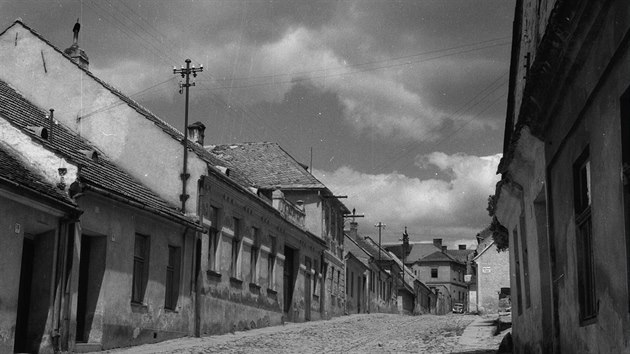 Snimek ze �koln� ulice (dnes Jirch��sk�), kter� prot�nala prakticky cel� �idovsk� m�sto od severu k jihu a tvo�ila jednu z hlavn�ch a z�ejm� i nejfrekventovan�j��ch ulic uherskobrodsk�ho ghetta. Foto Jaroslav �alud kolem roku 1943.