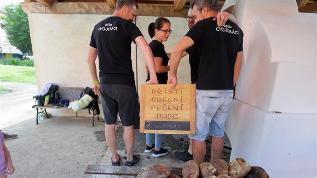 První obecní pečení se v chebské komunitní peci konalo 7. července 2020. 