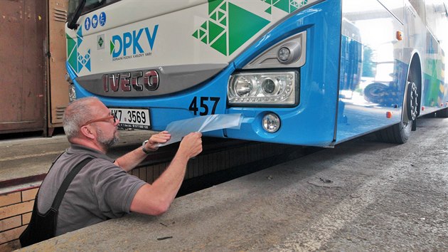 Pt novch nzkopodlanch autobus Iveco zaazuje do provozu Dopravn podnik Karlovy Vary, na trasu tento tden v ptek. Nyn dostvaj grafickou identitu karlovarskho dopravnho podniku.