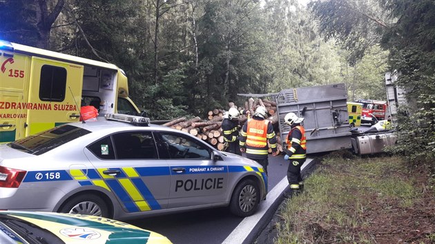 Na silnici mezi Toužimí a Bochovem u Kojšovic havarovalo nákladní auto, které převáželo vytěžené dřevo. Vysypaný náklad zasáhl osobní auto, hasiči museli řidiče vyprostit. (17. července 2020)