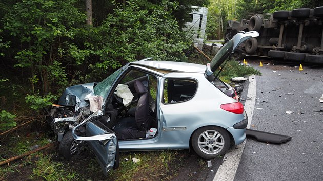 Na silnici mezi Toužimí a Bochovem u Kojšovic havarovalo nákladní auto, které převáželo vytěžené dřevo. Vysypaný náklad zasáhl osobní auto, hasiči museli řidiče vyprostit. (17. července 2020)
