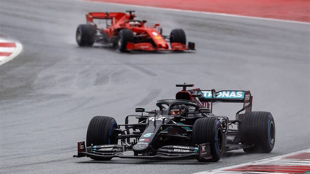 Lewis Hamilton (v poped) z Mercedesu v kvalifikaci Velk ceny trska F1.