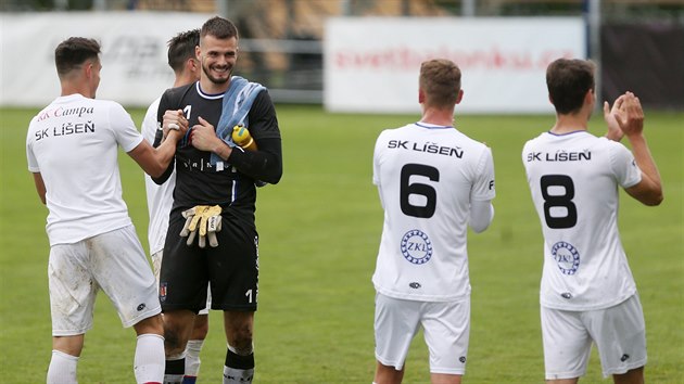 Fotbalist Ln zdrav fanouky po vysok vhe nad Tincem.