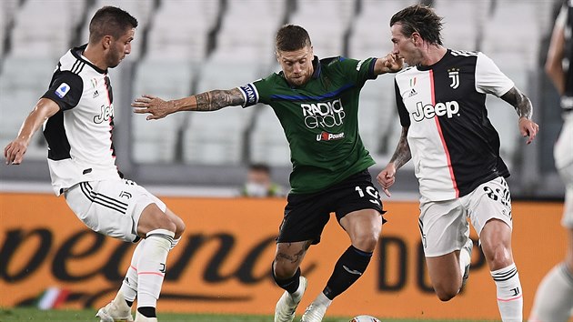 Papu Gomez z Atalanty se probj obranou Juventusu Turn.