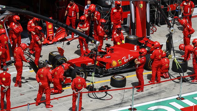 Vz Sebastiana Vettela v pi mechanik stje Ferrari.