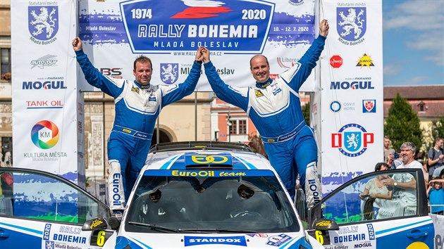 Posdka Vclav Pech (vpravo) a Petr Uhel se raduje  z vhry v cli Rallye Bohemia v Mlad Boleslavi.