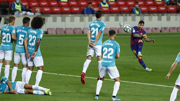 Lionel Messi z Barcelony stl na branku Pamplony.