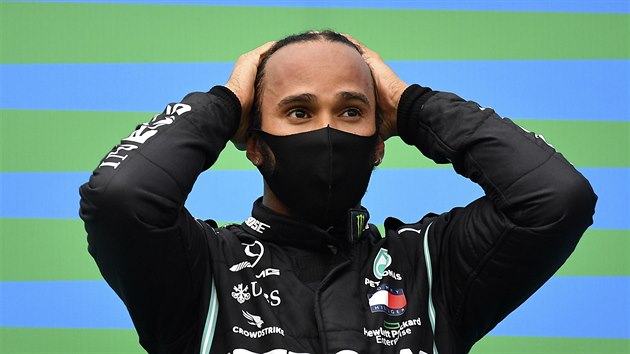 Lewis Hamilton z Mercedesu se raduje z prvenstv ve Velk cen Maarska F1.